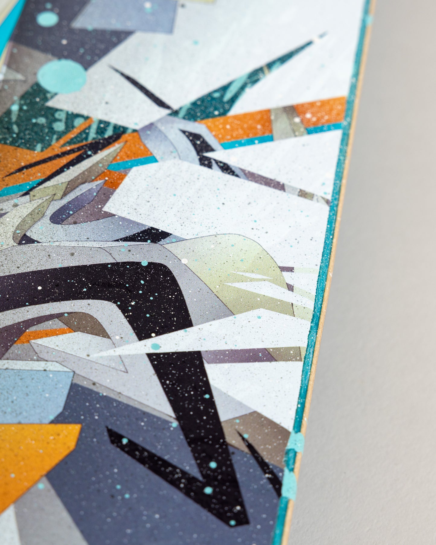 DAIM Skateboard  (The turquoise-stripe spraypaint edition)